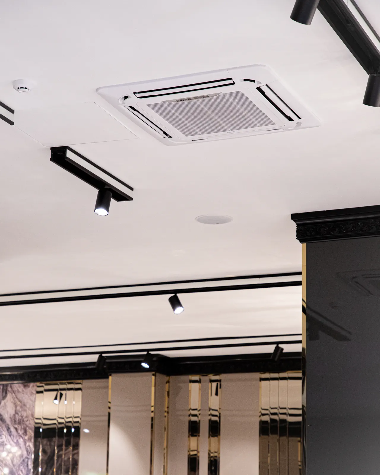 Mebel salonunda kaset tipli daxili blok