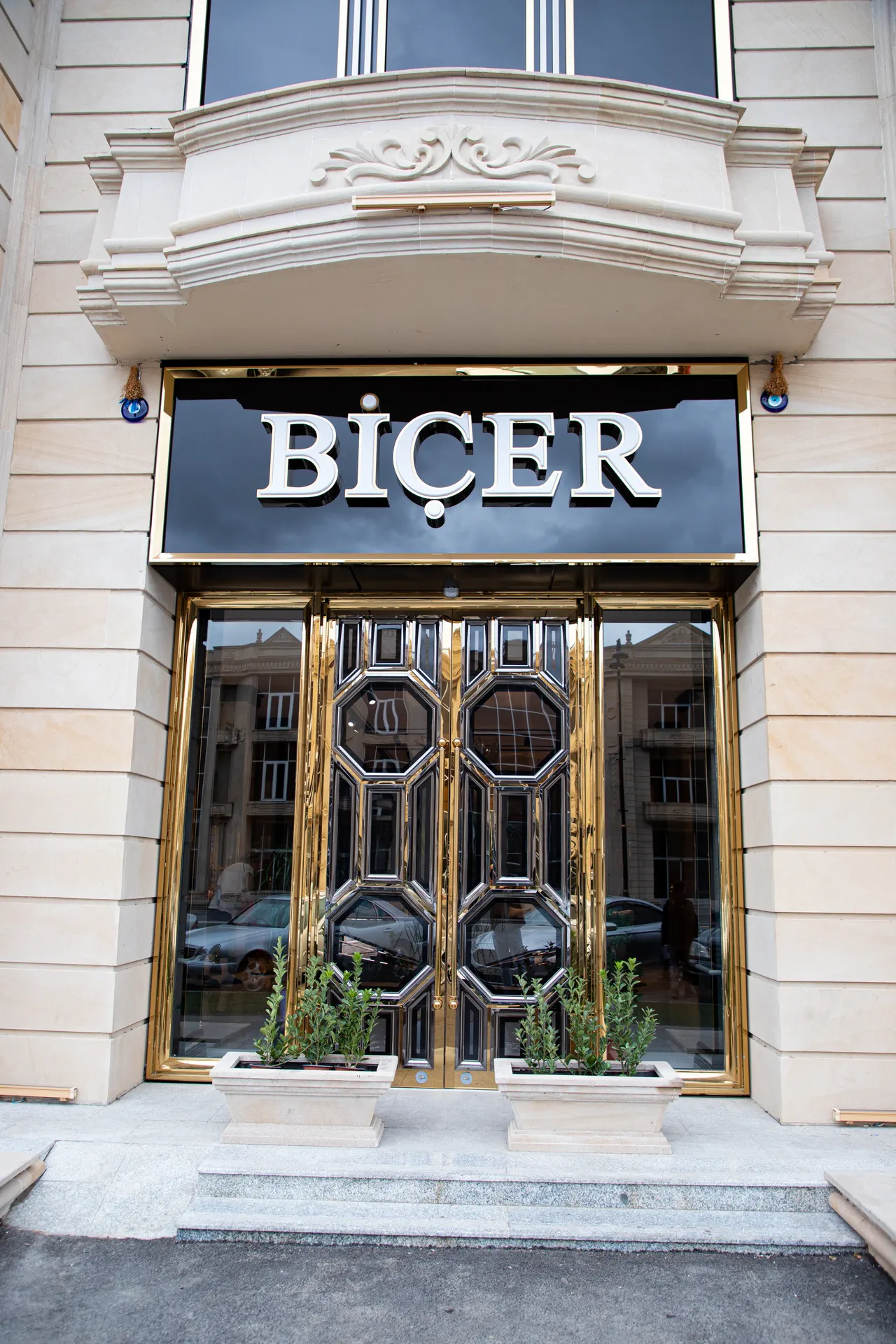 Biçər salonunun girişi