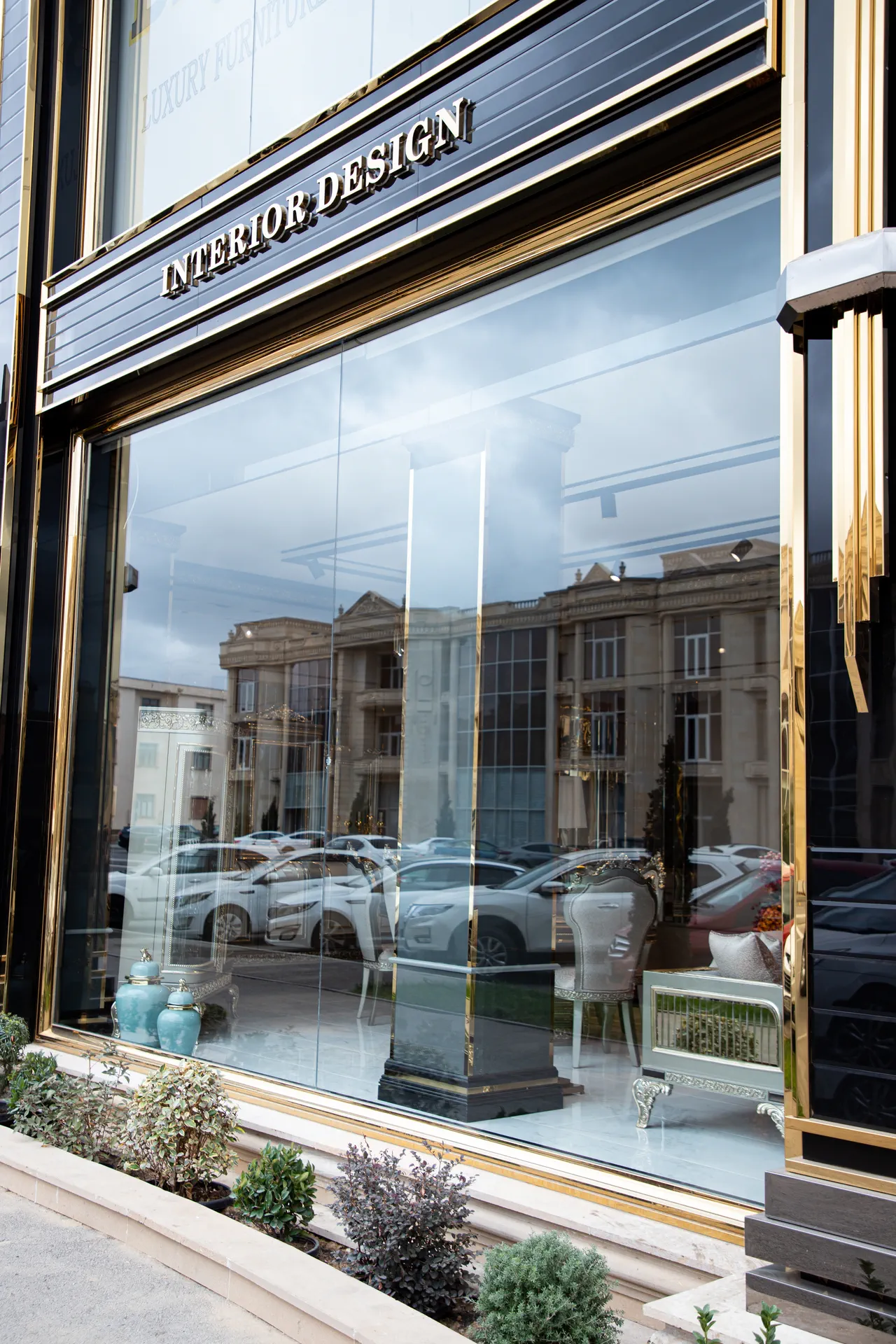 Biçər mebel salonunun vitrinləri