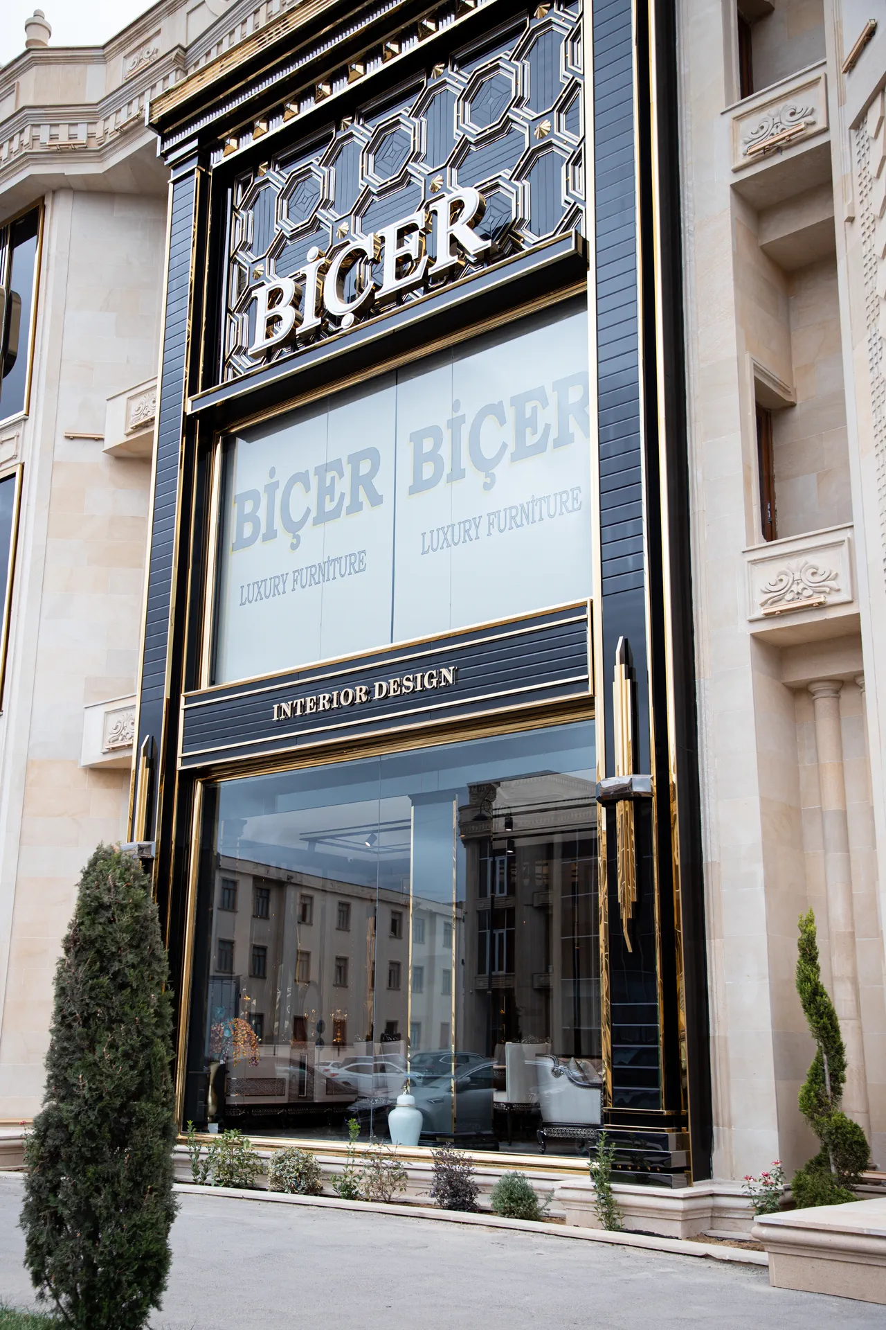 Biçər mebel salonunun vitrini