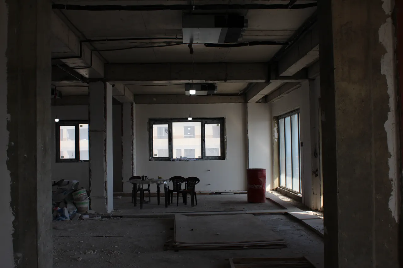 Tikinti mərhələsində mənzil, tavanda kanal tipli bloklar