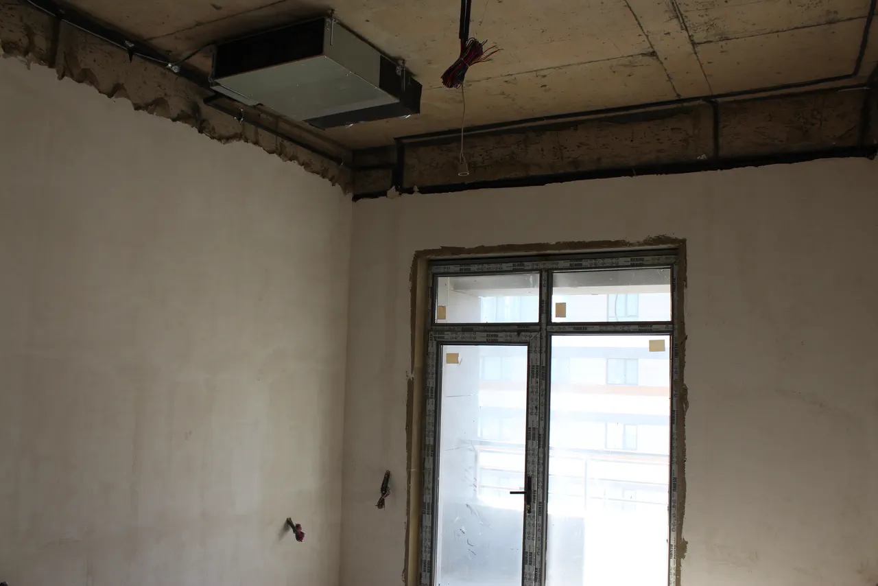 Mənzildə tavana quraşdırılmış kanal tipli daxili blok