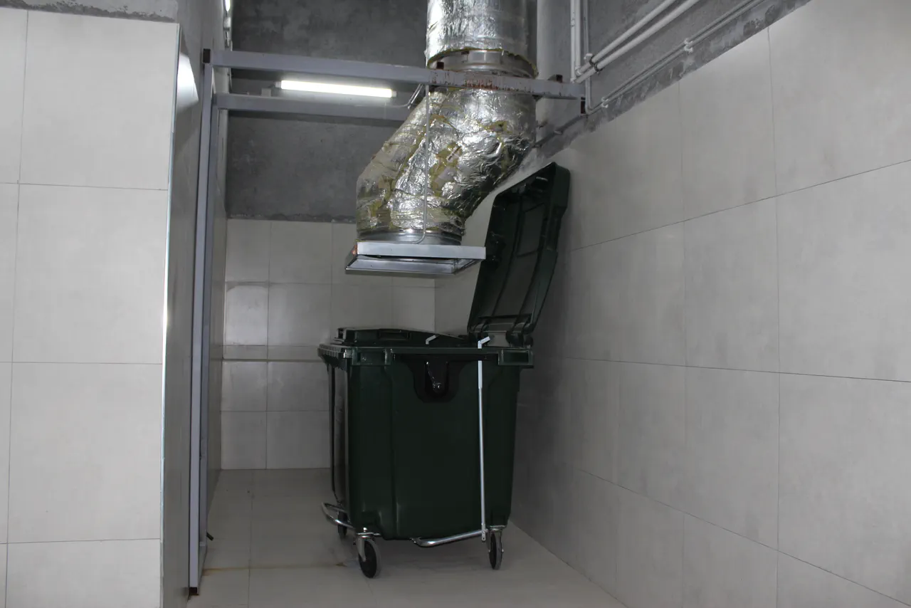 Hüner Qüllələri və Ruffle Tower — tullantı şutu sistemləri