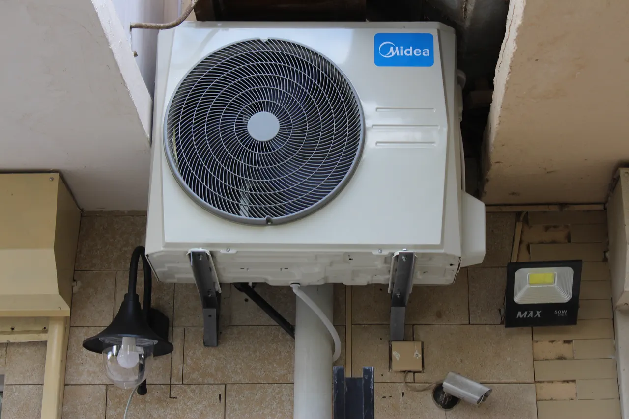 Fasadda Midea xarici bloku
