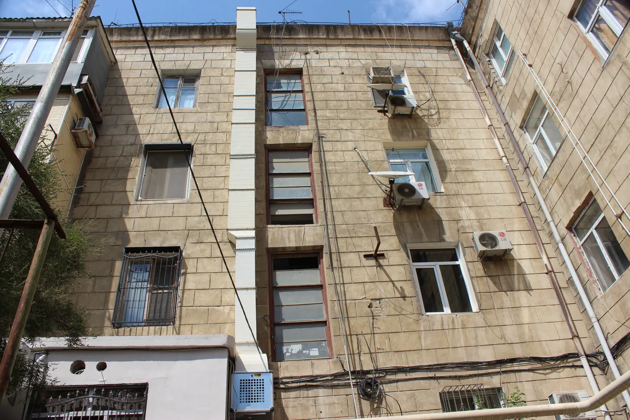 Binanın arxa fasadı, xarici bloklar