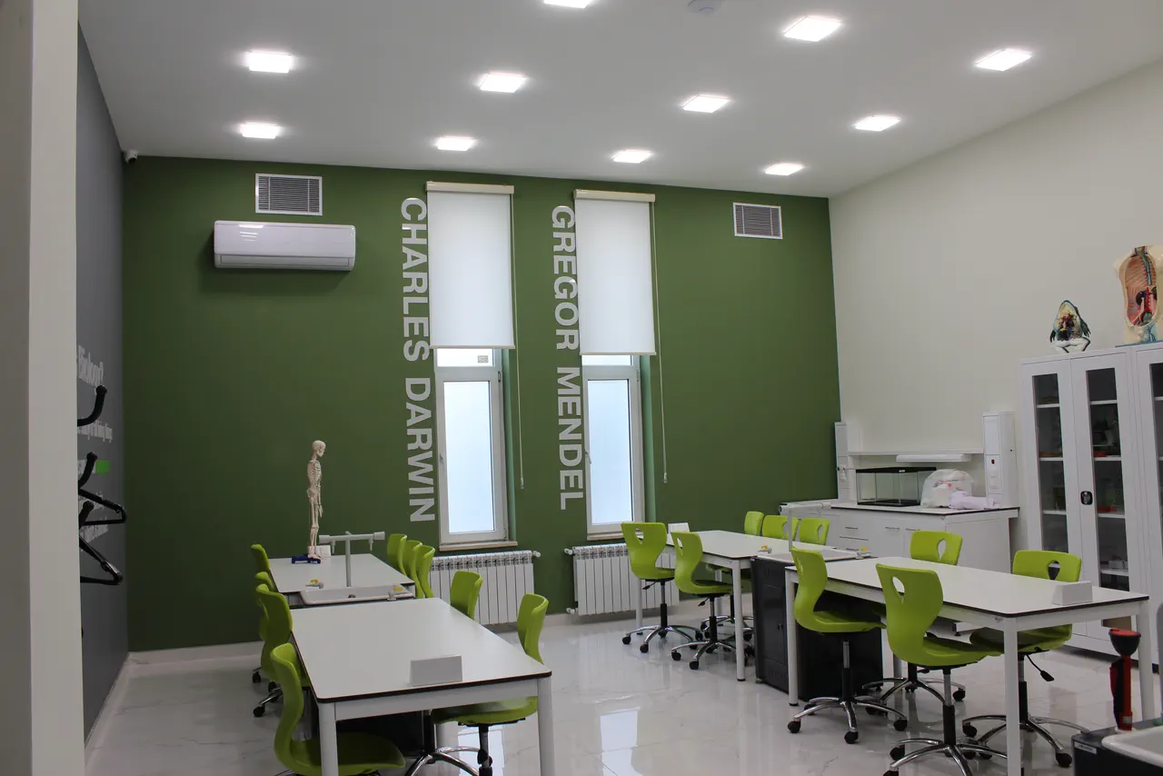 Biologiya laboratoriyası: divar tipli kondisioner və havalandırma qəfəsləri