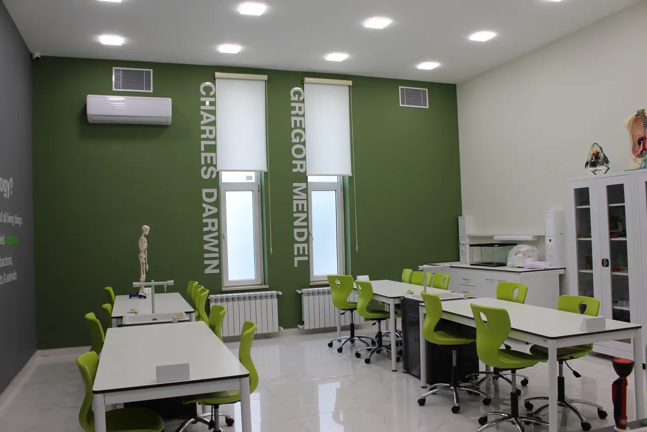 Biologiya laboratoriyası: divar tipli kondisioner və havalandırma qəfəsləri