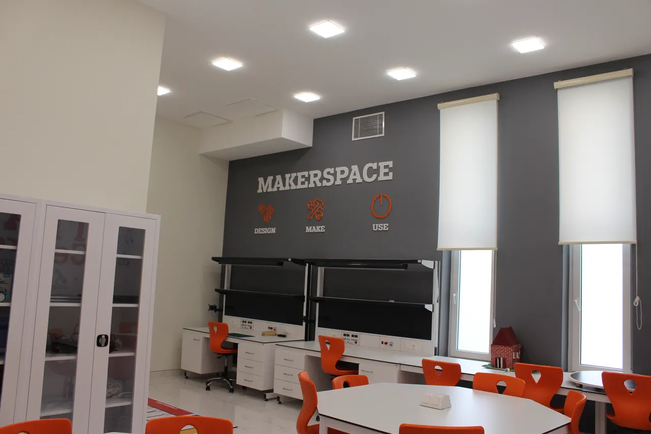Makerspace otağı: divar tipli kondisioner və havalandırma qəfəsləri