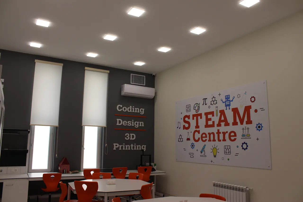 Makerspace otağı: divar tipli kondisioner və havalandırma qəfəsləri