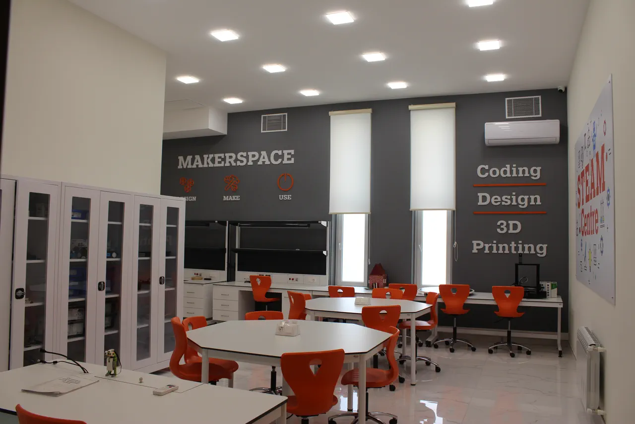 Makerspace otağı: divar tipli kondisioner və havalandırma qəfəsləri