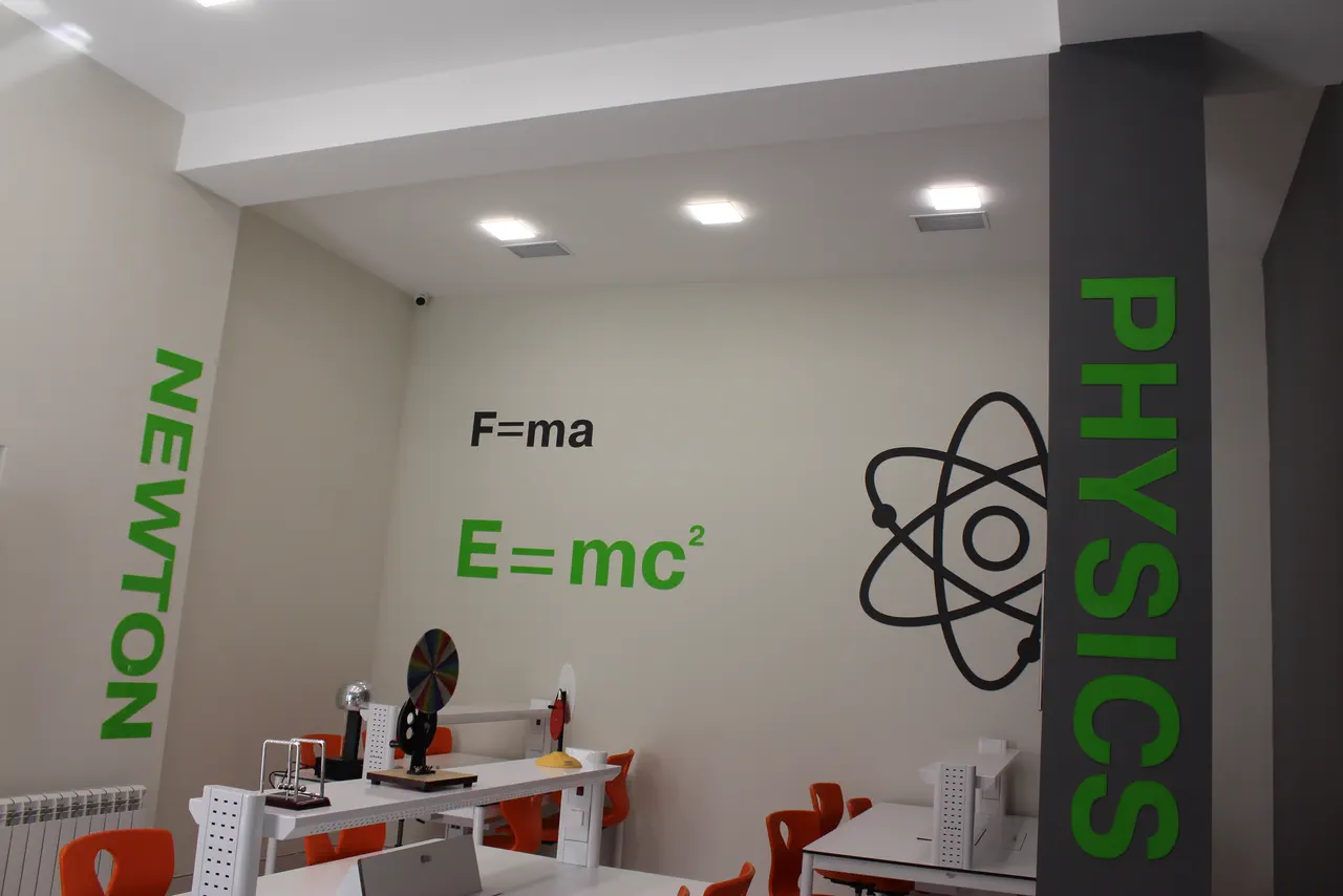 Fizika laboratoriyası, tavanda havalandırma qəfəsləri