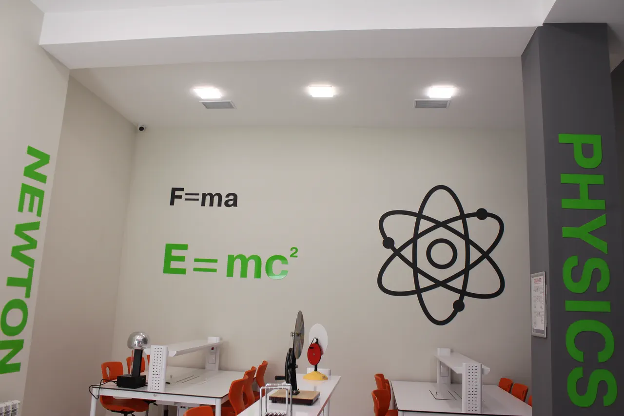Fizika laboratoriyası, tavanda havalandırma qəfəsləri